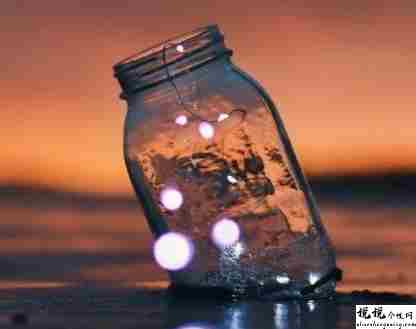 晒化妆品的朋友圈说说 女孩子买化妆品很开心的句子2