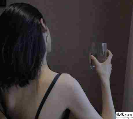 不明显暗恋一个人的心酸说说 默默喜欢一个不敢靠近人的文案